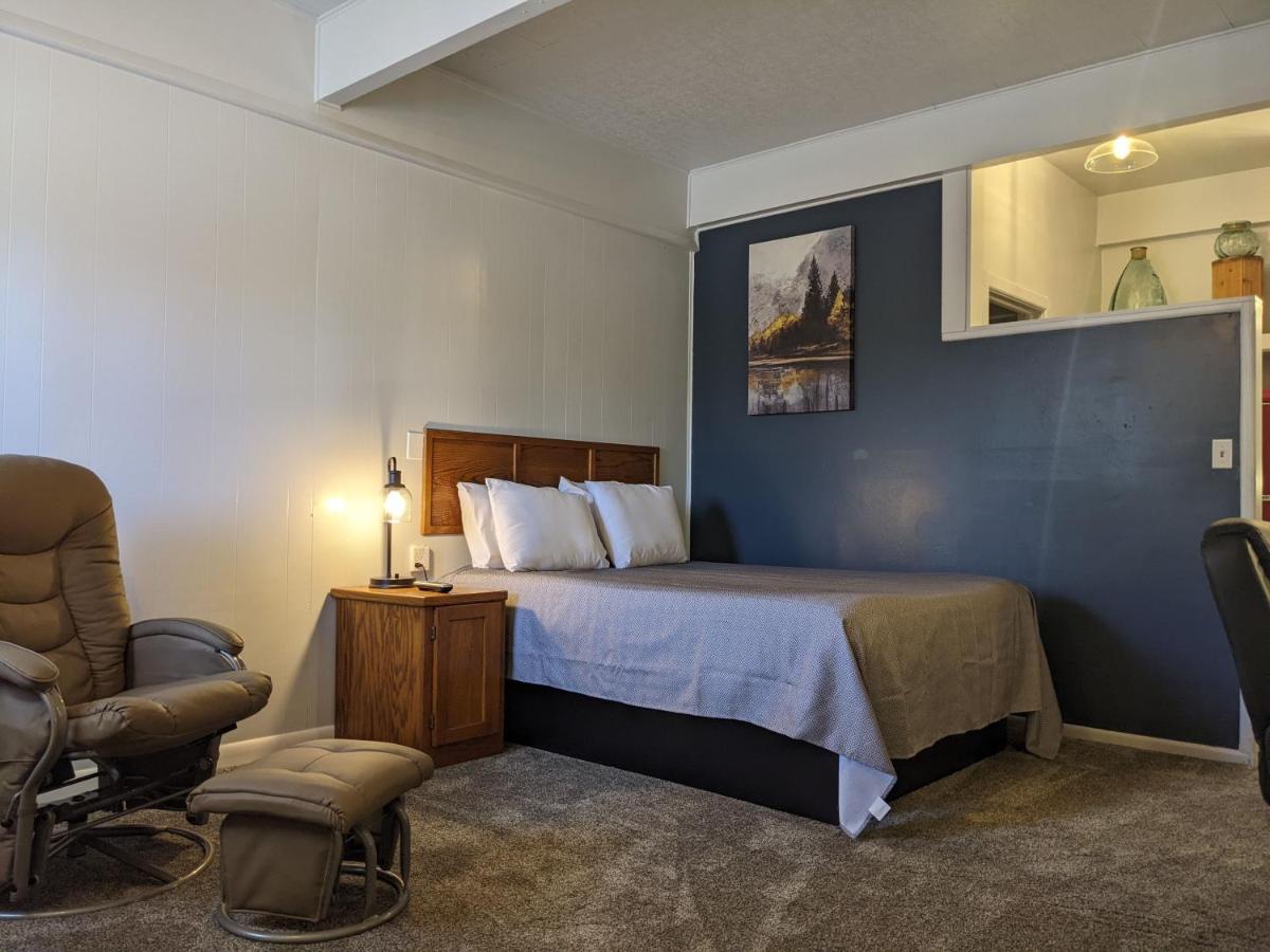 The Oakwood Motel